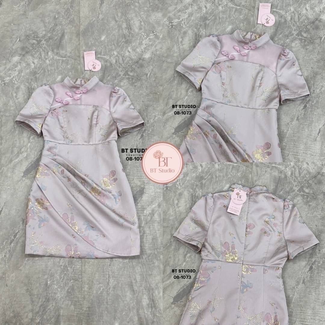 เดรสสั้นกี่เพ้าสีฟ้าละมุล น่ารักมากคร้าา ช่วงคอแต่งสไตล์จีนติดกระดุมไล่เรียงเฉียงข้าง ตัดแต่งซีทรูช่วงบนอก งานผ้าทอลายดิ้นสีทองงานสวยเนื้อผ้าดี คัตติ๊งเป๊ะ มีซับในซิปหลัง ใส่สบาย : สินค้าคุณภาพ (พร้อมส่ง)