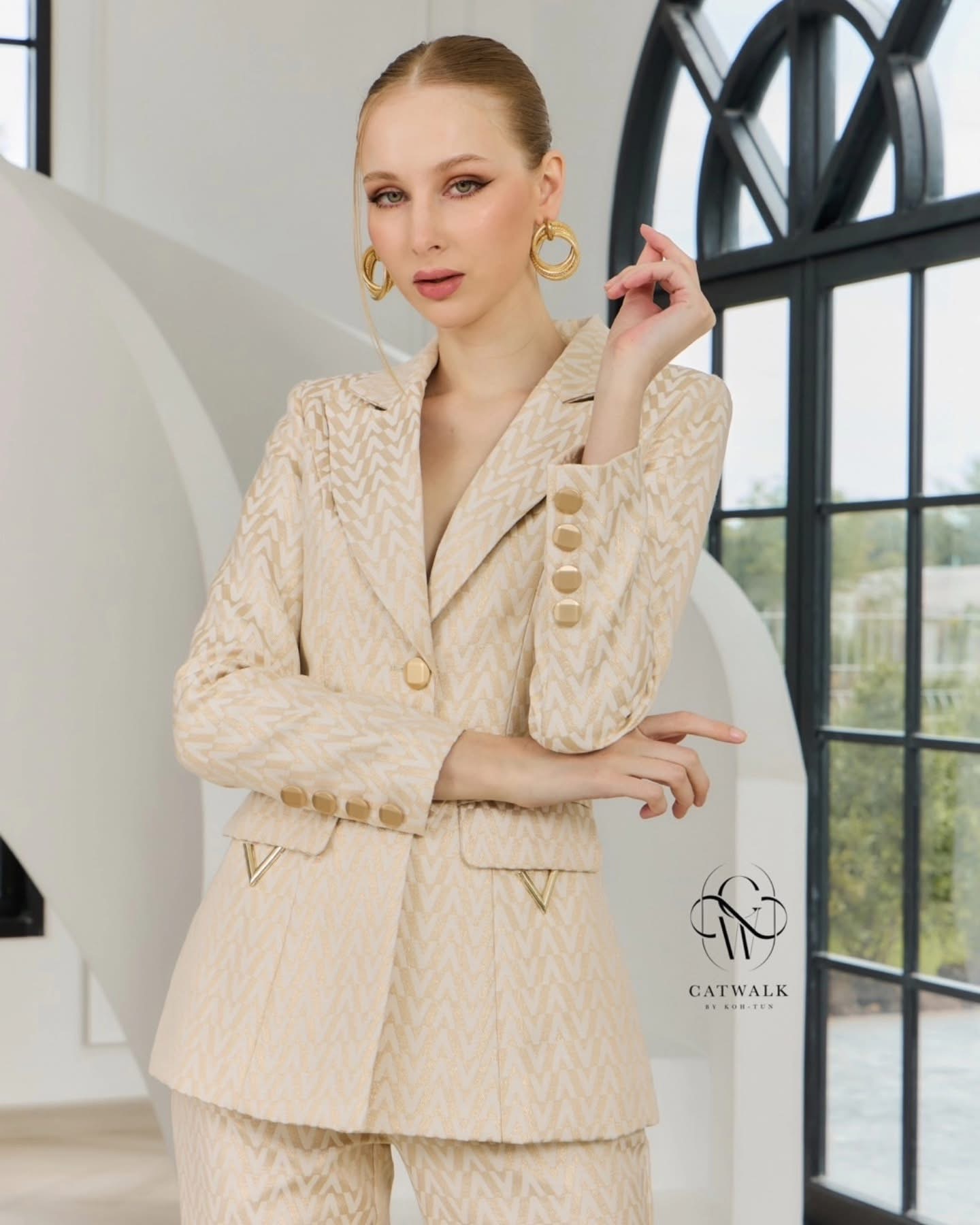 เซต Blazer เนื้อผ้าเกรดเอ ลายสวยดูคลาสสิก สวยหรูดูแพงสุดๆ ตัว Blazer เป็นทรงเข้ารูป +กางเกงทรงขากระบอก ใส่สบาย : สินค้าคุณภาพ (พร้อมส่ง)