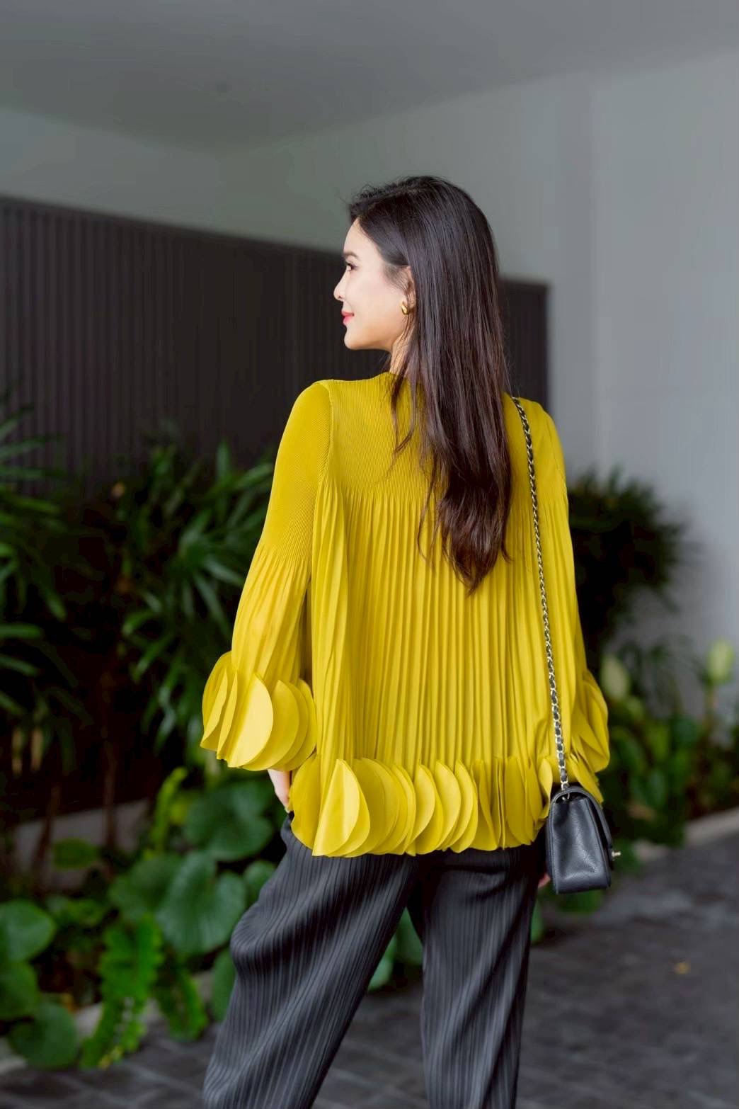 เสื้อคอกลม แขนยาว แบบมีการแต่งระบาย ด้วยการตัด เลเซอร์คัตวงกลมมาซ้อนเรียง ด้วยความประณีต ทำให้ขึ้นพุ่มทรงอย่าง สวยงาม ใส่สบาย : สินค้าคุณภาพ (พร้อมส่ง)