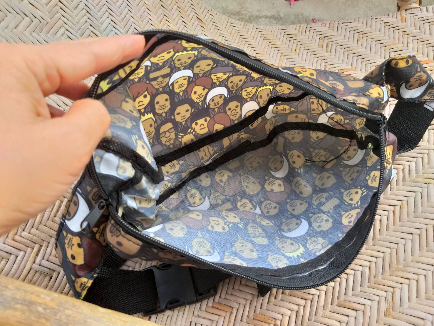 กระเป๋าคาดเอวลายเก๋ ลายหน้าคน (ของใหม่)