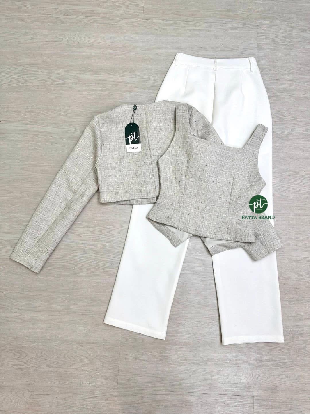 Set3ชิ้น เสื้อคลุมแขนยาวตัวสั้น ไม่มีกระดุมผ้าทอเส้นเล็กสีเทา และมาพร้อมเสื้อแขนกุดทรงกั๊กตัวในมีกระดุมหน้า ผ้าเดียวกันกับเสื้อคลุมใส่แม๊ทช์คู่กันลงตัวมากๆ และมาคู่กางเกงขายาวสีขาว ทรงกระบอกทรงสวย ใส่สบาย : สินค้าคุณภาพ (พร้อมส่ง)