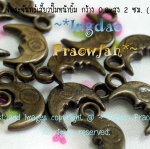 BS1652 จี้พระจันทร์เสี้ยวปั๊มหน้ายิ้ม กว้าง 0.8 x สูง 2 ซม. (15 ชิ้น)