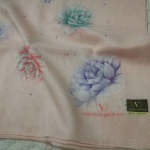 ผ้าเช็ดหน้า Valentino Garavani ผืนใหญ่