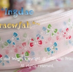 RB0009wh ริบบิ้นผ้าโปร่งพื้นขาวอมชมพูลายโบว์ หน้ากว้าง 2.5 ซม. (ราคาต่อ 1 เมตร)