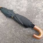 ร่มพับ ด้ามจับไม้ ผ้าหนาคุณภาพดีมาก สีเขียวขี้ม้า