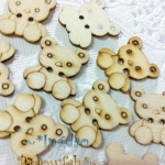 BT-1277 กระดุมไม้รูปหมี กว้าง 1.8 ซม. สูง 1.9 ซม. หนา 1.6 มิล. (ราคาต่อแพค/บรรจุ 2 ชิ้น)