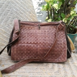 กระเป๋าสะพายฝาปิดหนังแท้สานขัด B.stuff ใบใหญ่ สวยยยยย