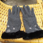 ถุงมือผ้าแต่งเฟอร์ ใส่เล่นมือถือได้ (ของใหม่)