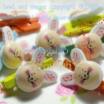 PU-7862wh ไม้หนีบจิ๋วไซส์ XS ไม้หนีบคละสี ติดหน้ากระต่ายสีขาว ขนาด : ไม้หนีบยาว 3 ซม./หน้ายาวถึงหู = ยาว 2.5 ซม. (ราคา 1 ชิ้น)