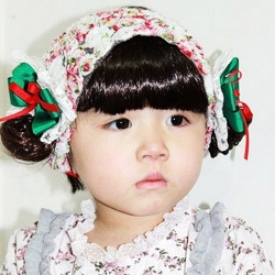 ผ้าคาดผมเด็กเล็ก มีผมปลอมหน้าม้าและปอยผมข้าง ลายดอกเล็กๆ ประดับโบว์