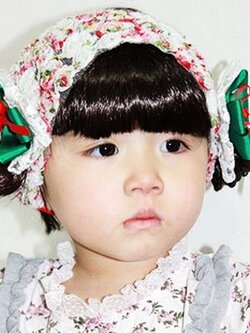 ผ้าคาดผมเด็กเล็ก มีผมปลอมหน้าม้าและปอยผมข้าง ลายดอกเล็กๆ ประดับโบว์