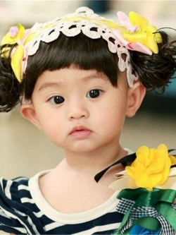 ผ้าคาดผมเด็กเล็ก ลายโบว์สีเหลือง มีผมปลอมหน้าม้าและปอยผมข้าง