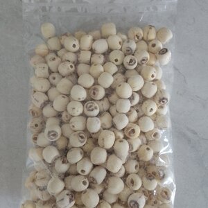 เม็ดบัวดิบ พิมพ์บุญ (บรรจุ 200 กรัม) ► คัดจากดอกบัวหลวงพันธุ์ดีที่สุด ทรงคุณค่าอย่างเหลือเชื่อ แต่อุดมไปด้วยสารสำคัญมากมาย ที่ดีกว่ายาซะอีก ไม่มีสารปรุงแต่งทุกชนิด เป็นออแกนิคส์แท้ๆ 100% ปลอดภัย หายห่วง ใหม่ อร่อย ทุกเม็ด